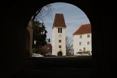 Uhrturm im Innenhof von Schloss Seggau