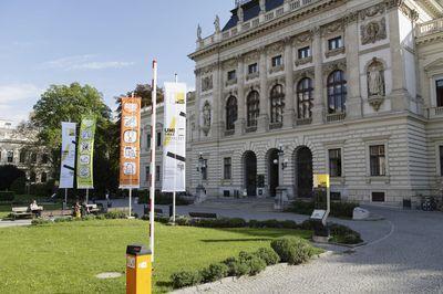 Uni Graz, Serie: Platz vor dem Hauptgebäude