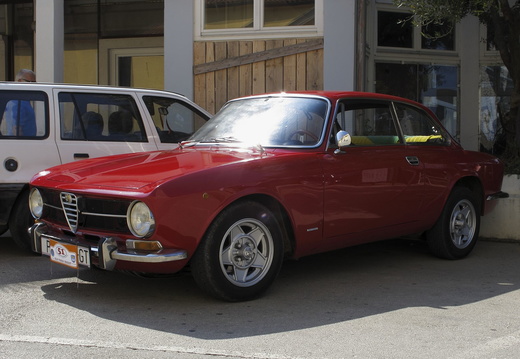 Serie Alfa Romeo GT: 1600 Junior von schräg vorne 