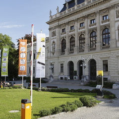 Uni Graz, Serie: Platz vor dem Hauptgebäude 
