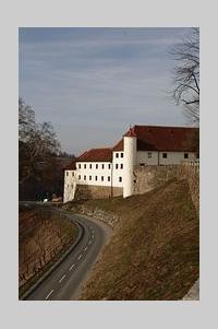 Schloss Seggau liegt in der Gemeinde Seggauberg in der Südsteiermark in Österreich. Es befindet sich auf einem bewaldeten Hügel über der Stadt Leibnitz.