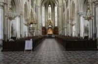 Die Herz Jesu Kirche in Graz, Bezirk St. Leonhard erinnert auf den ersten Blick an eine gotische Wehrkirche, vor allem durch die mächtigen Stützmauern, den Südeingang sowie den Nordeingang mit dem 